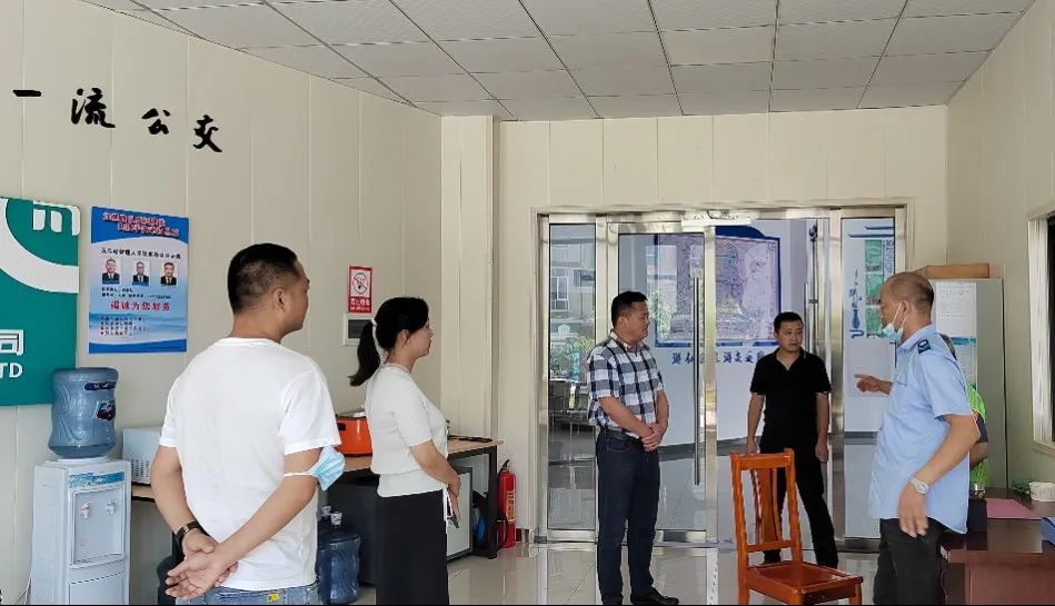 黨支部書記、總經(jīng)理陳文濤帶隊(duì)赴工地考察安全生產(chǎn)情況(圖5)